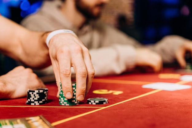 Live blackjack dealer at ledak138 Capsa Banting studio with card shoe and betting layout